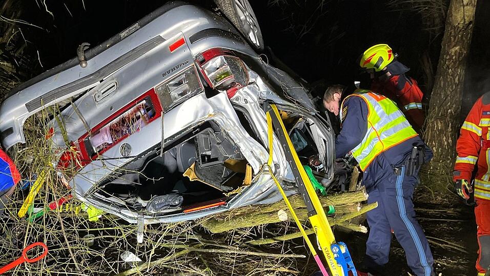 Der Wagen wurde eine Böschung hinab katapultiert und landete im Gestrüpp. Der Wagen wurde eine Böschung hinab katapultiert und landete im Gestrüpp.