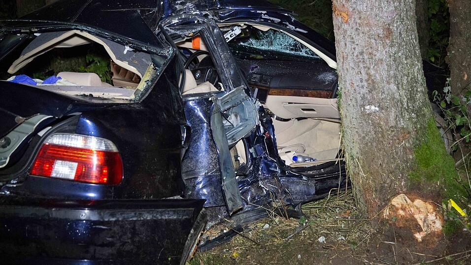 Bilder vom Unfallort. Foto: FD Bilder vom Unfallort. Foto: FD