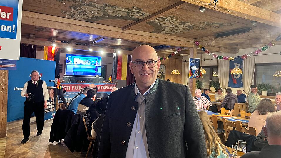 AfD-Kandidat Stephan Protschka ließ sich bei der Wahlparty im Gasthaus Neumeier in Obermünchsdorf (Reisbach) feiern. Der bayerische Spitzenkandidat sprach von einem 'sensationellen Ergebnis'.