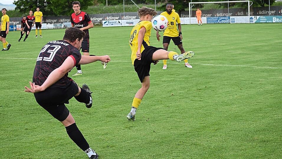 Konsequent klärt in dieser Situation Stefan Pongratz (dunkles Trikot) vor dem FC-Angreifer. Konsequent klärt in dieser Situation Stefan Pongratz (dunkles Trikot) vor dem FC-Angreifer.