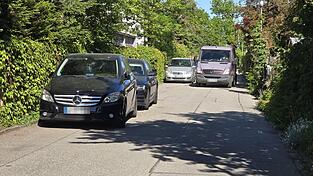 Schmal, ohne Gehweg, zugeparkt: Richard Hof setzt sich daf&uuml;r ein, dass die Zufahrt zum Samlandweg beschr&auml;nkt wird.