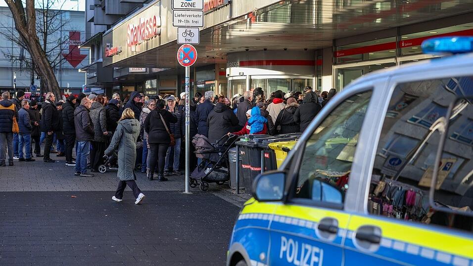 Polizisten sichern den Eingang der Sparkassenfiliale in Gelsenkirchen-Buer, nachdem wartende Kunden versucht hatten in die Bank zu gelangen.