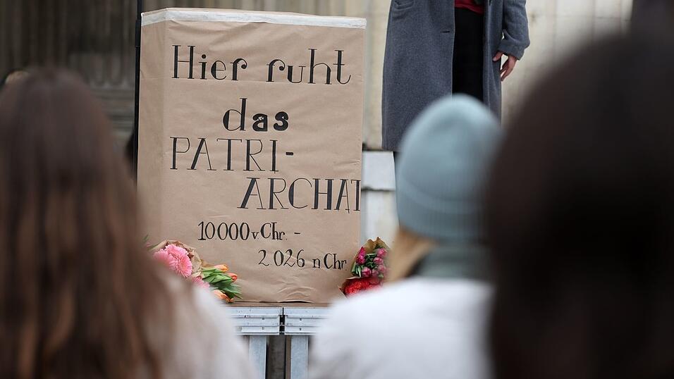 Symbolisch beerdigen die Aktivistinnen das Jahrtausende alte Patriarchat.