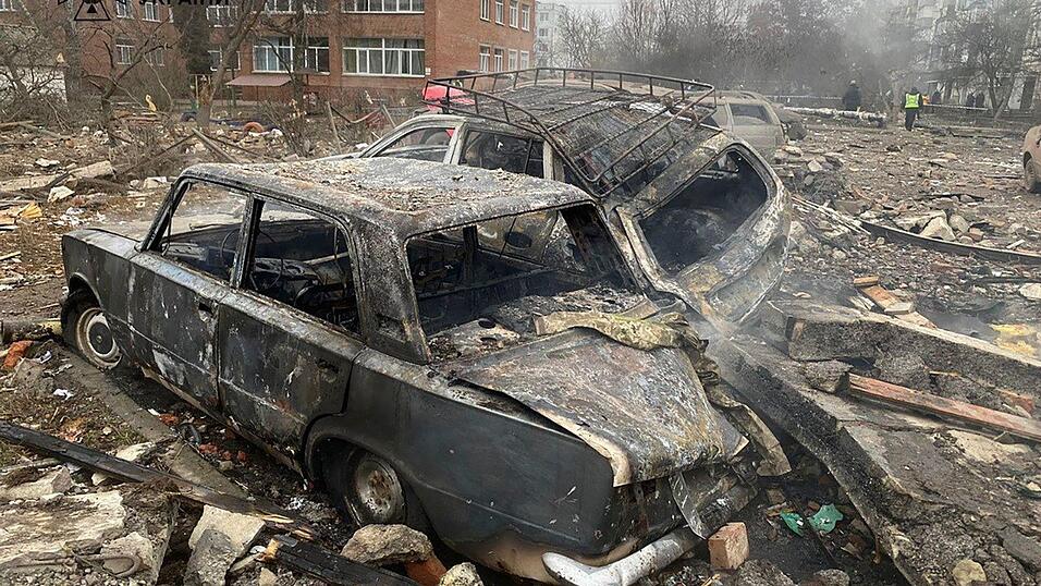 Vor der von Moskau und Kiew mit unterschiedlichem Beginn angekündigten Waffenruhe beklagt die Ukraine mehrere Tote bei russischen Angriffen. (Archivbild) Vor der von Moskau und Kiew mit unterschiedlichem Beginn angekündigten Waffenruhe beklagt die Ukraine mehrere Tote bei russischen Angriffen. (Archivbild)