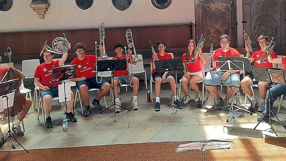Das Teilnehmer-Ensemble aus Mainburg setzte sich aus der GGM Brass des Gabelsberger Gymnasiums und den Friends zusammen. Das Teilnehmer-Ensemble aus Mainburg setzte sich aus der GGM Brass des Gabelsberger Gymnasiums und den Friends zusammen.
