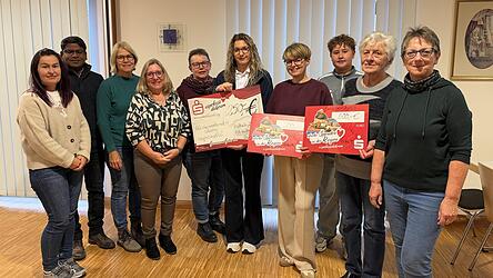 Die Empfänger der Zuwendungen zusammen mit Pater Joseph Santhappan MSFS und der Sprecherin des PGR Martina Fuchs Die Empfänger der Zuwendungen zusammen mit Pater Joseph Santhappan MSFS und der Sprecherin des PGR Martina Fuchs