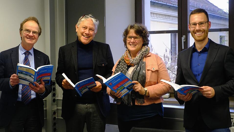 Adressbuchverleger Werner Ruf, Bürgermeister Dr. Albert Solleder, Amtsleiterin Karina Matz und Abteilungsleiter Michael Klendauer (v.l.) stellten das neue Adressbuch der Stadt vor. Adressbuchverleger Werner Ruf, Bürgermeister Dr. Albert Solleder, Amtsleiterin Karina Matz und Abteilungsleiter Michael Klendauer (v.l.) stellten das neue Adressbuch der Stadt vor.