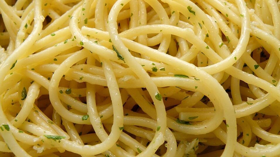 Spaghetti aglio e olio ist ein einfaches Nudelgericht der süd- und mittelitalienischen Küche. Bei der Zubereitung werden zerdrückte oder fein gehackte Knoblauchzehen in reichlich nativem oder extra nativem Olivenöl erhitzt oder hell angebraten. Spaghetti aglio e olio ist ein einfaches Nudelgericht der süd- und mittelitalienischen Küche. Bei der Zubereitung werden zerdrückte oder fein gehackte Knoblauchzehen in reichlich nativem oder extra nativem Olivenöl erhitzt oder hell angebraten.