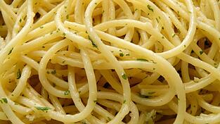 Spaghetti aglio e olio ist ein einfaches Nudelgericht der süd- und mittelitalienischen Küche. Bei der Zubereitung werden zerdrückte oder fein gehackte Knoblauchzehen in reichlich nativem oder extra nativem Olivenöl erhitzt oder hell angebraten.