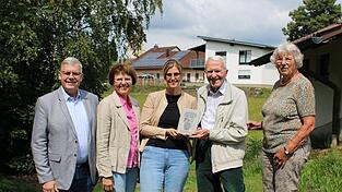 Das Ehepaar Helga und Rudolf Ziesler, Autorin Diana Binder und das Ehepaar Cornelia und Michael Griesbeck (von rechts) am Tag der Buchübergabe - und Zieslers 97. Geburtstag.