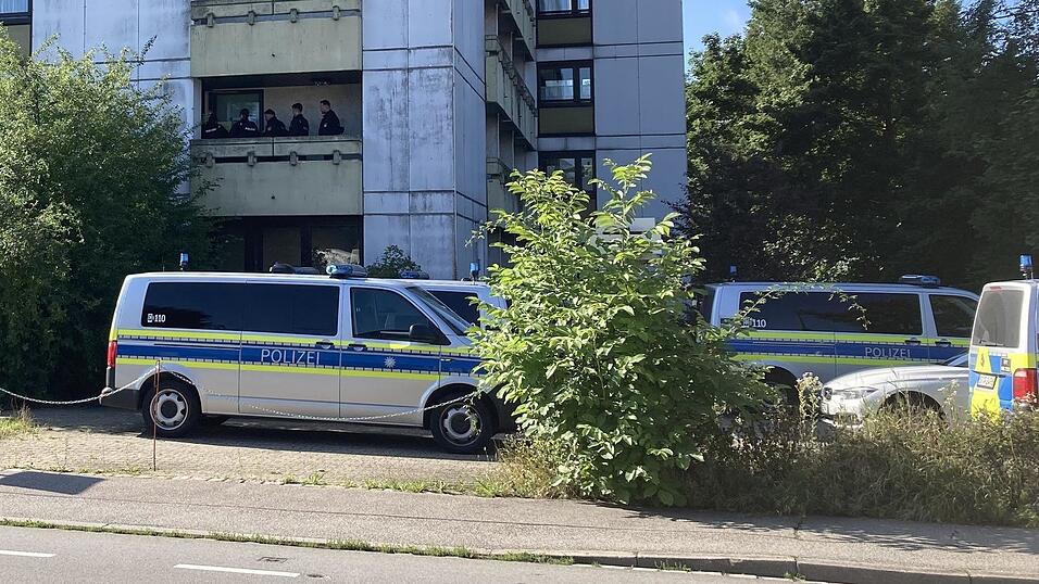 Einsatzkräfte der Zentralen Einsatzdienste am Dienstagvormittag in dem verlassenen Altenheim in Straubing. Einsatzkräfte der Zentralen Einsatzdienste am Dienstagvormittag in dem verlassenen Altenheim in Straubing.