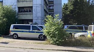 Einsatzkräfte der Zentralen Einsatzdienste am Dienstagvormittag in dem verlassenen Altenheim in Straubing.