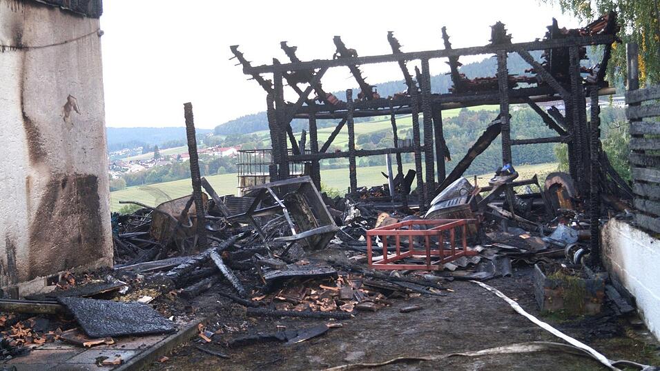 Ausgangspunkt war aus bislang nicht bekannten Gr&uuml;nden die Schuppenanlage, die v&ouml;llig niederbrannte.