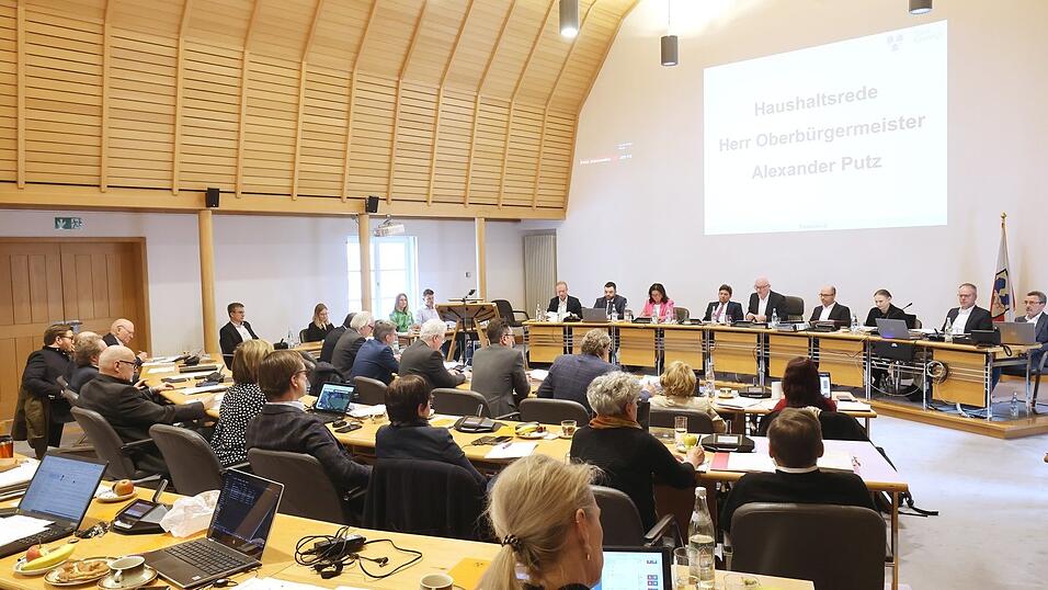 509 Kandidaten auf 13 Listen buhlen um insgesamt 44 Sitze im Stadtrat. Rechnerisch lie&szlig;e sich jeder Sitz rund elfeinhalb-mal besetzen.