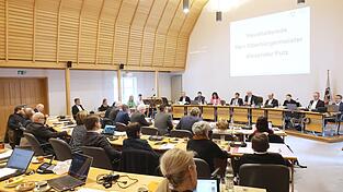 509 Kandidaten auf 13 Listen buhlen um insgesamt 44 Sitze im Stadtrat. Rechnerisch ließe sich jeder Sitz rund elfeinhalb-mal besetzen. 509 Kandidaten auf 13 Listen buhlen um insgesamt 44 Sitze im Stadtrat. Rechnerisch ließe sich jeder Sitz rund elfeinhalb-mal besetzen.