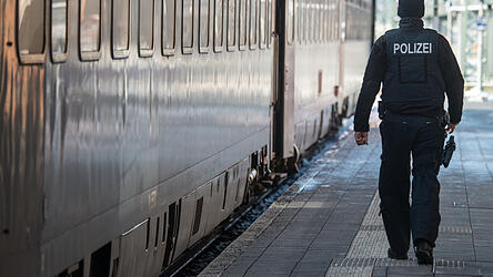 In einem grenz&uuml;berschreitenden Regionalzug habe die Bundespolizei einen untergetauchten 45-J&auml;hrigen festgenommen. (Symbolbild)