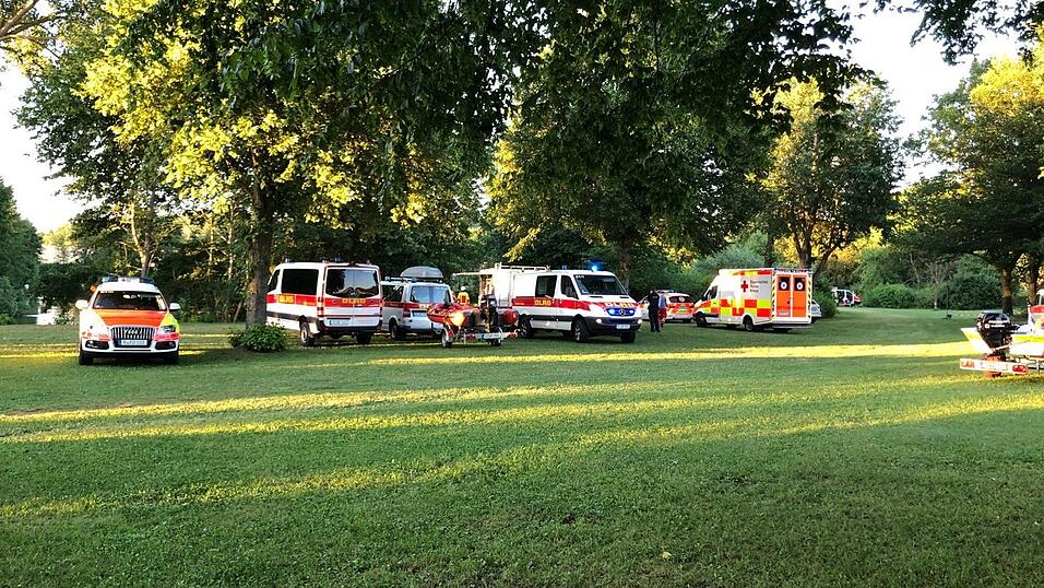 Rettungswagen und Einsatzkräfte der DLRG Regensburg am Dienstagabend am Schwetzendorfer Weiher. Dort wurde die Leiche eines 55-jährigen Mannes geborgen. Rettungswagen und Einsatzkräfte der DLRG Regensburg am Dienstagabend am Schwetzendorfer Weiher. Dort wurde die Leiche eines 55-jährigen Mannes geborgen.