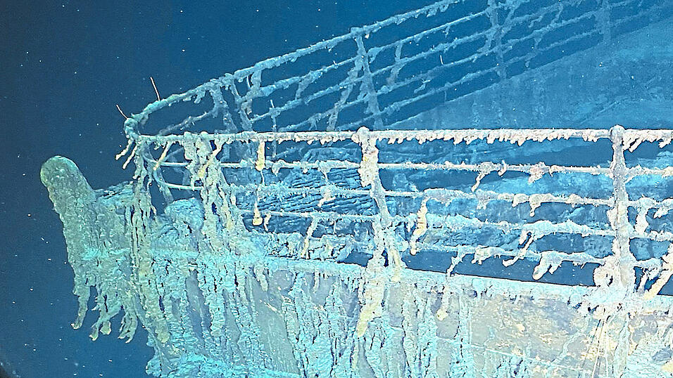 Im Scheinwerferlicht taucht der Bug der 'Titanic' in tiefer Finsternis auf: Das Wrack des legendären Luxusdampfers ruht in fast vier Kilometern Tiefe auf dem Grund des Nordatlantiks. Im Scheinwerferlicht taucht der Bug der 'Titanic' in tiefer Finsternis auf: Das Wrack des legendären Luxusdampfers ruht in fast vier Kilometern Tiefe auf dem Grund des Nordatlantiks.