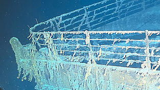 Im Scheinwerferlicht taucht der Bug der 'Titanic' in tiefer Finsternis auf: Das Wrack des legendären Luxusdampfers ruht in fast vier Kilometern Tiefe auf dem Grund des Nordatlantiks.