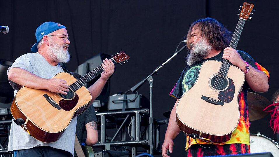 Kyle Gass und Jack Black (r) w&auml;hrend des Auftritts der Band Tenacious D auf der Utopia Stage.