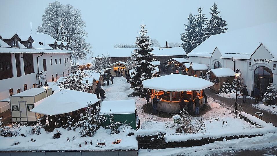 Malerisch pr&auml;sentierte sich der Adventsmarkt in Holzhausen.