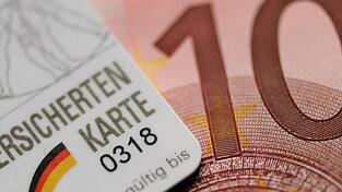 Die Praxisgebühr in Höhe von zehn Euro beim ersten Besuch einer Arztpraxis pro Quartal wurde von 2004 bis einschließlich 2012 erhoben. Dann schuf sie der Bundestag ohne Gegenstimme ab. Die Praxisgebühr in Höhe von zehn Euro beim ersten Besuch einer Arztpraxis pro Quartal wurde von 2004 bis einschließlich 2012 erhoben. Dann schuf sie der Bundestag ohne Gegenstimme ab.