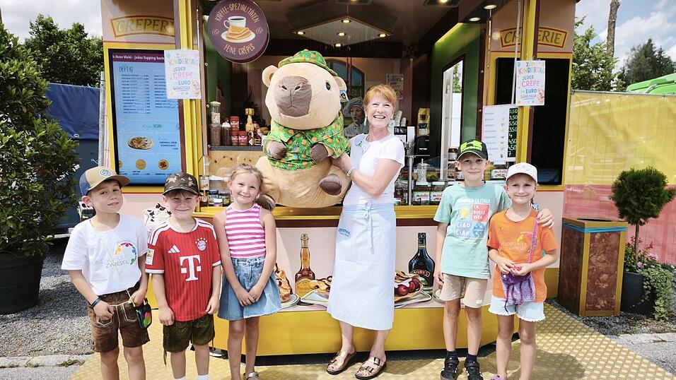 Isabell Richter mit dem Hauptgewinn 2026, ein riesiger Capybara, ein Wasserschwein aus Plüsch, heuer der Trendsetter an den Losbuden. Dazu gibt es weitere Überraschungen. Isabell Richter mit dem Hauptgewinn 2026, ein riesiger Capybara, ein Wasserschwein aus Plüsch, heuer der Trendsetter an den Losbuden. Dazu gibt es weitere Überraschungen.