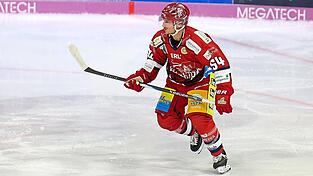 Verteidiger Luca Zitterbart verbuchte in seinen beiden ersten Spielen nach dem Comeback zwei Assists und verließ zweimal das Eis als Sieger, auch in Dornbirn trug er zur Stabilität der DSC-Defensive bei. Verteidiger Luca Zitterbart verbuchte in seinen beiden ersten Spielen nach dem Comeback zwei Assists und verließ zweimal das Eis als Sieger, auch in Dornbirn trug er zur Stabilität der DSC-Defensive bei.