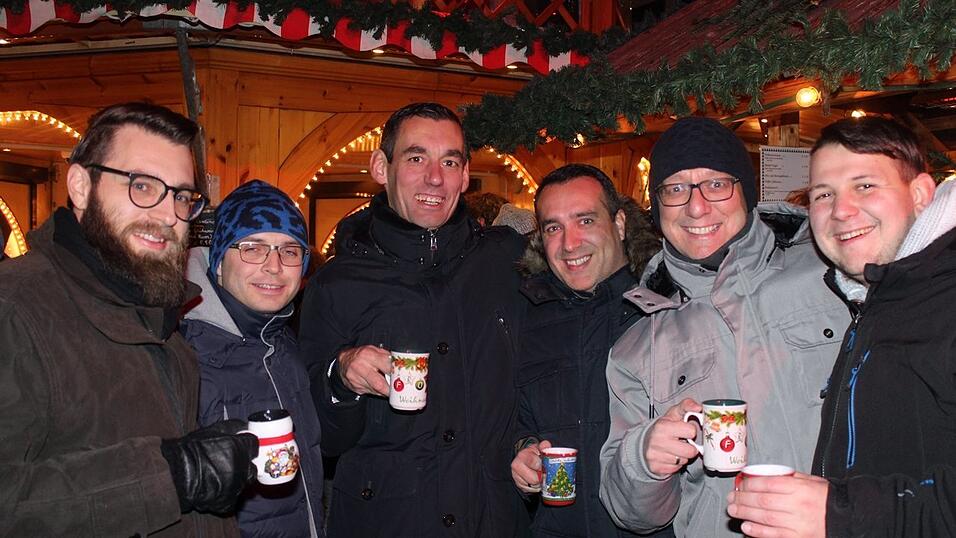 Auch am Samstag, 15. Dezember, strömten wieder etliche Besucher aus Landshut und Umgebung zur Weihnachtspyramide am Alten Viehmarkt. Auch am Samstag, 15. Dezember, strömten wieder etliche Besucher aus Landshut und Umgebung zur Weihnachtspyramide am Alten Viehmarkt.