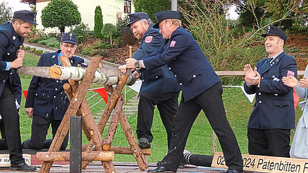Mit dem Durchschneiden des Baumstammes durch die beiden Vorstände Andreas Neumeier (l.) und Christian Strasser (r.) wurde der Weg zum gemeinsamen Vorhaben geebnet.