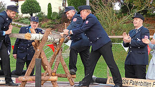 Mit dem Durchschneiden des Baumstammes durch die beiden Vorstände Andreas Neumeier (l.) und Christian Strasser (r.) wurde der Weg zum gemeinsamen Vorhaben geebnet. Mit dem Durchschneiden des Baumstammes durch die beiden Vorstände Andreas Neumeier (l.) und Christian Strasser (r.) wurde der Weg zum gemeinsamen Vorhaben geebnet.