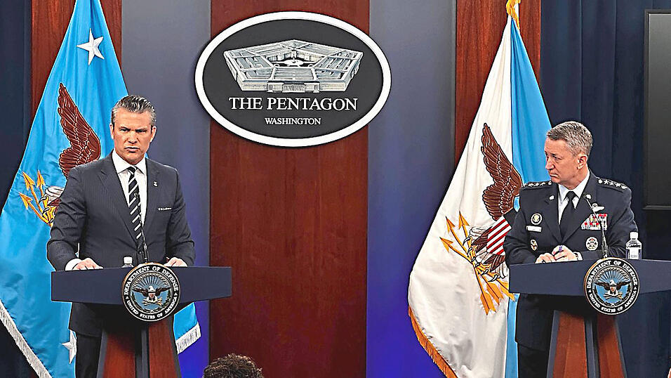 US-Verteidigungsminister Pete Hegseth (l.) und Generalstabschef Dan Caine liefern Details zum Angriff nach. US-Verteidigungsminister Pete Hegseth (l.) und Generalstabschef Dan Caine liefern Details zum Angriff nach.