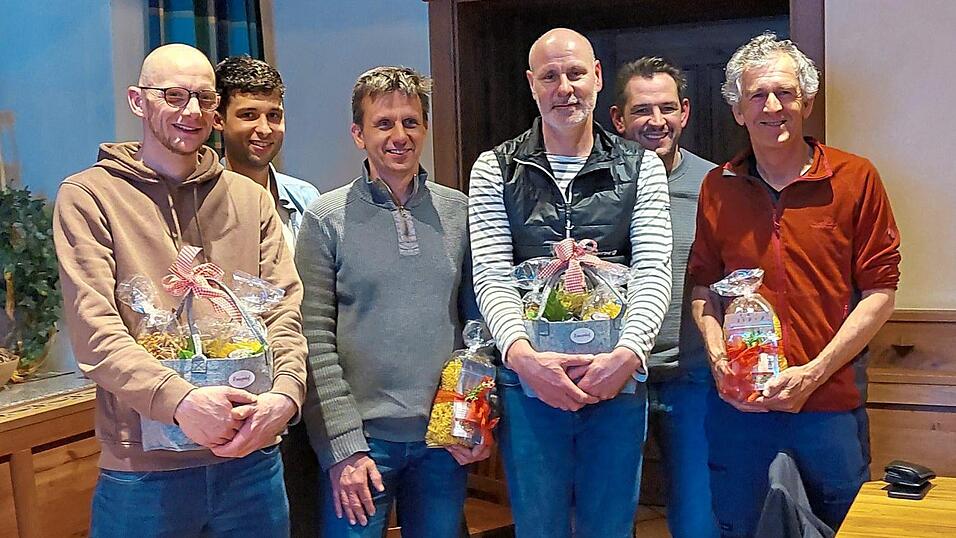 Vorsitzender Reinhardt (Zweiter von links) bedankte sich bei Wolfgang Ringele, Frank Lauxtermann, Wolfgang Braun, Franz Breu und Uwe Neumann (von links), die Trainingseinheiten &uuml;bernommen hatten.