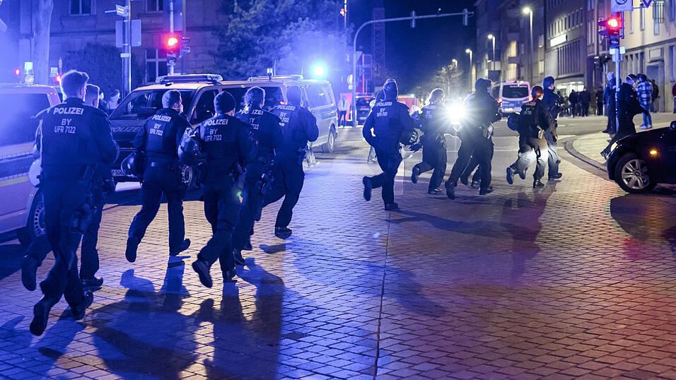 Eine Einheit der Polizei bereitet sich im Jahr 2022 in Schweinfurt auf die Räumung eines Platzes vor und läuft über die Straße. Immer öfter werden Polizisten im Einsatz attackiert und verletzt.