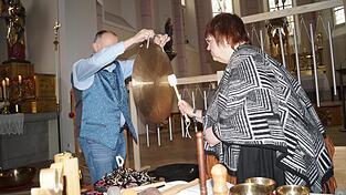 Daniela Mohrmann und Walter Nowokowsky arbeiten mit unterschiedlichen Klangschalen.