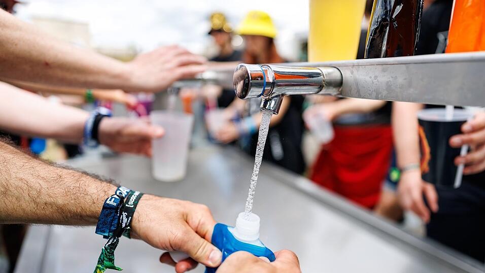 Auch an den Wasserstellen bildeten sich zeitweise Schlangen. Auch an den Wasserstellen bildeten sich zeitweise Schlangen.