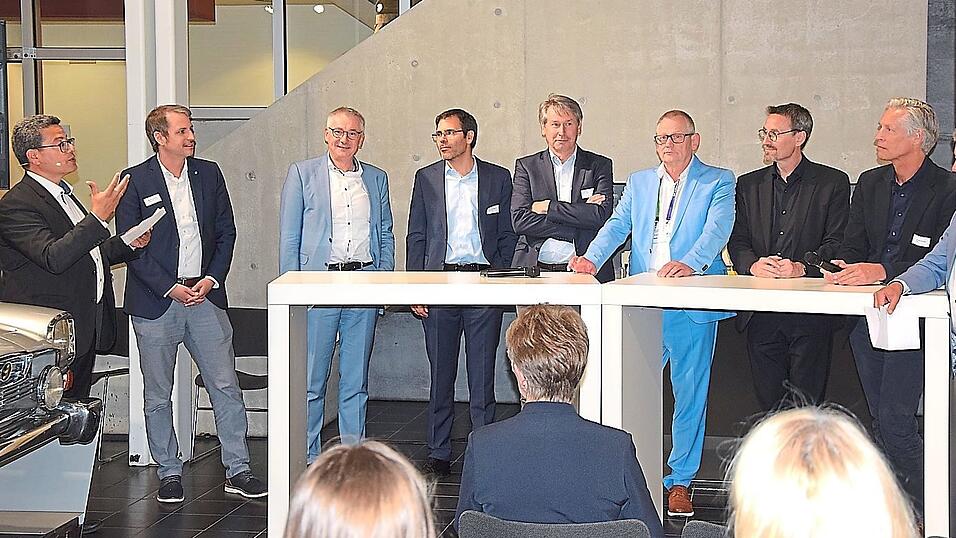Gesprächsrunde: Prof. Dr. Abdelmajid Khelil, Matthias Kohlmayer, Werner Bumeder, Prof. Dr. Martin Prasch, Theodor Leeb, Fritz Steininger, Kai Grunwitz und Christoph Schröder. (von links) Gesprächsrunde: Prof. Dr. Abdelmajid Khelil, Matthias Kohlmayer, Werner Bumeder, Prof. Dr. Martin Prasch, Theodor Leeb, Fritz Steininger, Kai Grunwitz und Christoph Schröder. (von links)