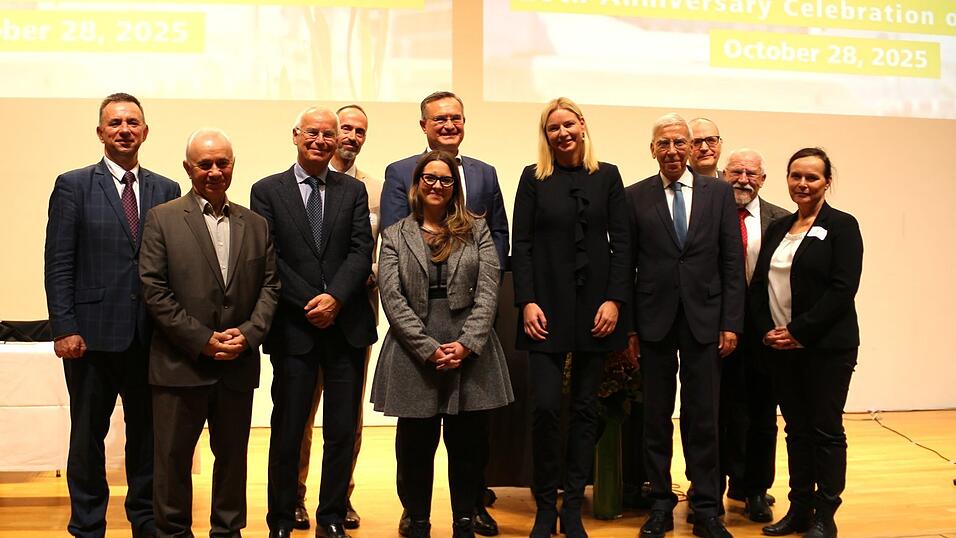 Uni-Präsident Udo Hebel (Vierter von rechts) und Ministerialdirektorin Stephanie Jacobs (Fünfte von rechts) sprachen Grußworte auf der Jubiläumsfeier von Bayhost. Uni-Präsident Udo Hebel (Vierter von rechts) und Ministerialdirektorin Stephanie Jacobs (Fünfte von rechts) sprachen Grußworte auf der Jubiläumsfeier von Bayhost.
