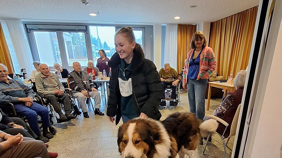 Mischlingshund Leo hatte die Senioren vom Haus St. Martin schnell in seinen Bann gezogen. Mischlingshund Leo hatte die Senioren vom Haus St. Martin schnell in seinen Bann gezogen.