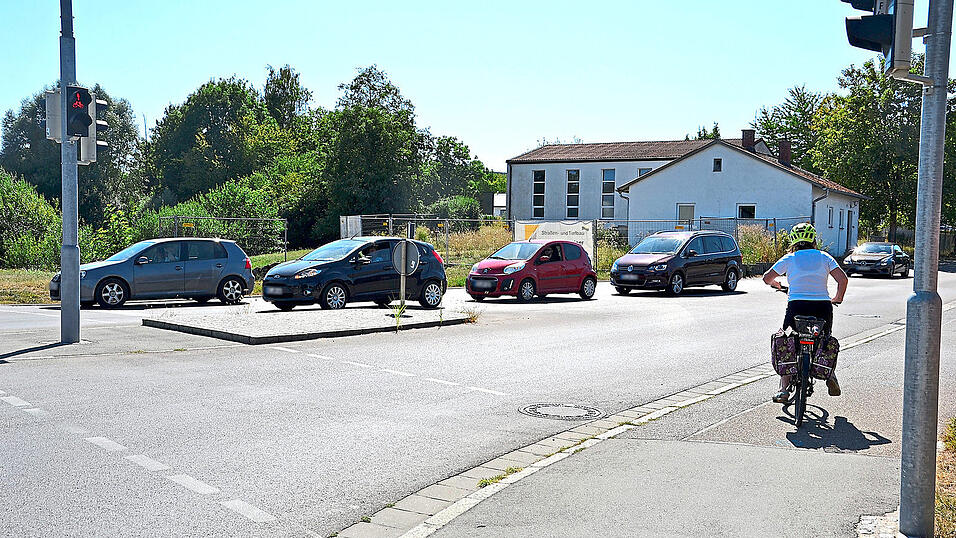 Der Neubau des Wasserwerks (im Hintergrund) schafft Platz für die Verlängerung der Rechtsabbiegespur aus dem Gewerbegebiet „Straßäcker“ auf die Bundesstraße 301 und soll zur Entspannung der dortigen Verkehrsproblematik beitragen. Der Neubau des Wasserwerks (im Hintergrund) schafft Platz für die Verlängerung der Rechtsabbiegespur aus dem Gewerbegebiet „Straßäcker“ auf die Bundesstraße 301 und soll zur Entspannung der dortigen Verkehrsproblematik beitragen.