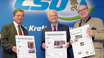 Im Jahr 2000 pr&auml;sentierten CSU-Generalsekret&auml;r Thomas Goppel, Ministerpr&auml;sident Edmund Stoiber und der Chefredakteur des Bayernkurier, Wilfried Scharnagl (von links), noch das neue Layout der Zeitung.