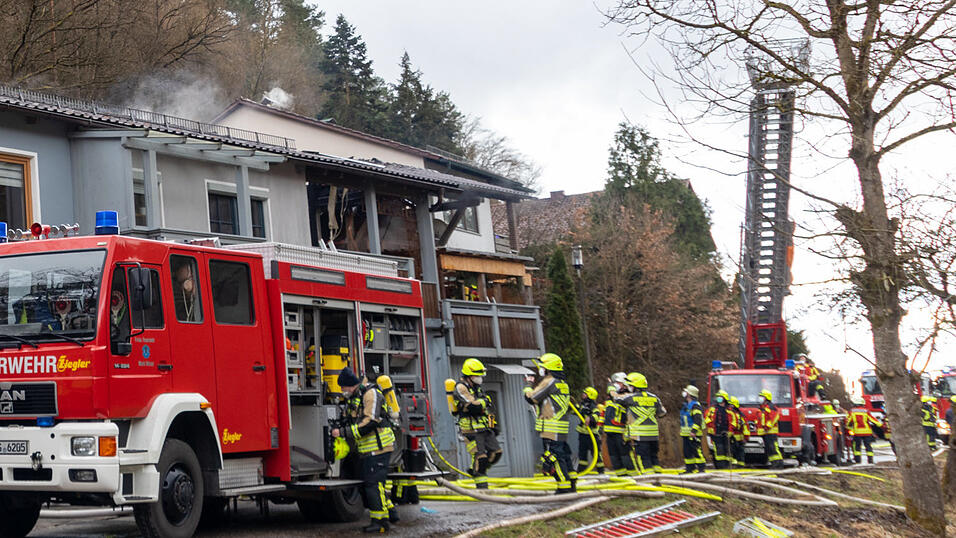 Obwohl die Flammen rasch gelöscht werden konnten, entstand ein Schaden von mehr als 100.000 Euro.