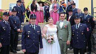 Nach dem Gottesdienst durchschritt das frischvermählte Paar eine Schlauchspirale der Feuerwehr Blaibach.
