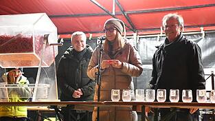 B&uuml;rgermeisterin Sibylle Entwistle und Landrat Peter Dreier verk&uuml;ndeten die Gewinnnummern; Mario Schosser (rechts) leitete die Schlussziehung.