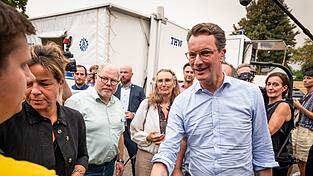Nordrhein-Westfalens Ministerpräsident Hendrik Wüst (r, CDU), und Vize-Ministerpräsidentin Mona Neubaur (Grüne) haben sich von Einsatzkräften des Waldbrands im Hürtgenwald informieren lassen. Nordrhein-Westfalens Ministerpräsident Hendrik Wüst (r, CDU), und Vize-Ministerpräsidentin Mona Neubaur (Grüne) haben sich von Einsatzkräften des Waldbrands im Hürtgenwald informieren lassen.