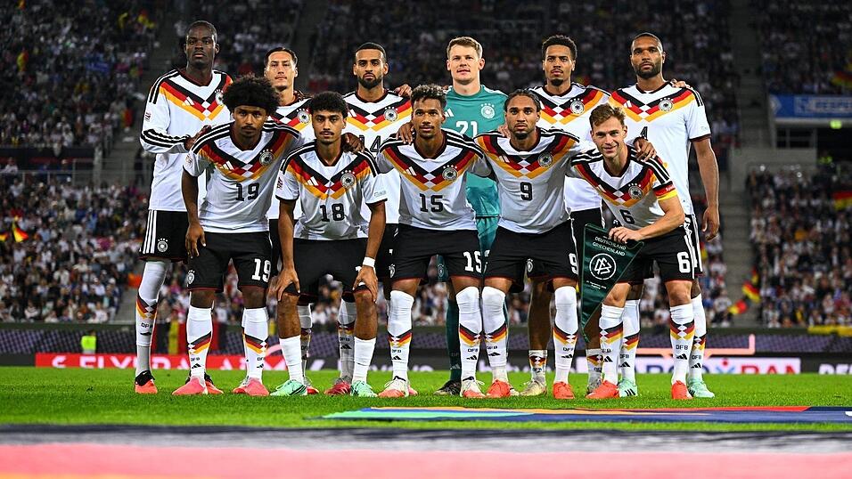 Die DFB-Elf posiert vor dem Anpfiff für das Teamfoto. Die DFB-Elf posiert vor dem Anpfiff für das Teamfoto.
