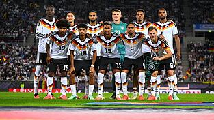 Die DFB-Elf posiert vor dem Anpfiff für das Teamfoto. Die DFB-Elf posiert vor dem Anpfiff für das Teamfoto.