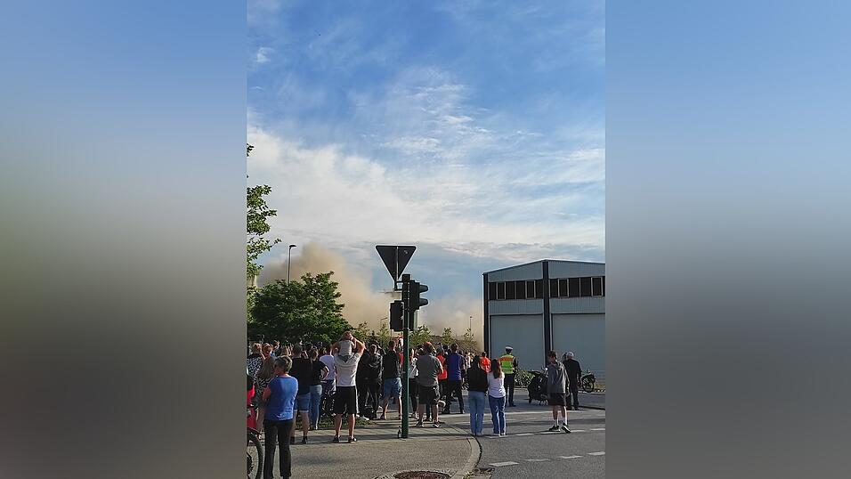 Rumms! Nachdem die Sprengladungen gez&uuml;ndet wurden, legte sich das alte Geb&auml;ude um und erzeugte eine gro&szlig;e Staubwolke.