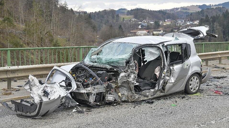 Bei einem Unfall auf der Staatsstraße 2622 in Hutthurm starb eine 59-jährige Frau, ein 55-Jähriger wurde schwer verletzt. Bei einem Unfall auf der Staatsstraße 2622 in Hutthurm starb eine 59-jährige Frau, ein 55-Jähriger wurde schwer verletzt.