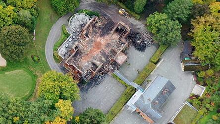 Das historische Gebäude ist restlos ausgebrannt. Das Nebengebäude, in dem ein Golfshop untergebracht ist, steht noch.